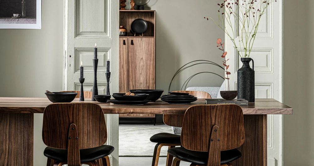 salle à manger avec les chaises et la table en bois foncé
