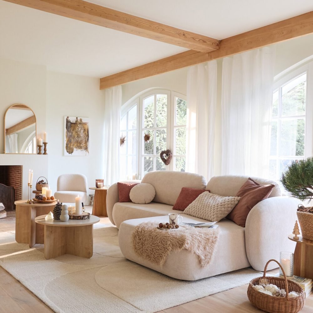 salon avec un canapé beige et déco naturelle